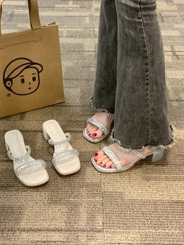 Тапочки для женской обуви, которые носят снаружи. Летние Новые модные босоножки на среднем каблуке с бриллиантами на толстом каблуке 2023
